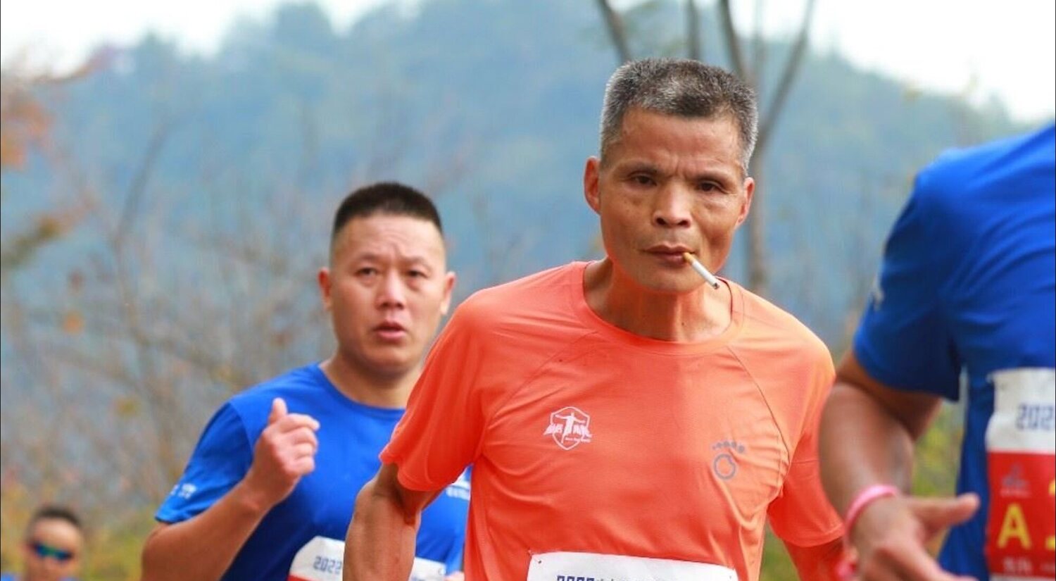Un runner chino corre maratones fumando y genera un debate sobre las normativas en las carreras