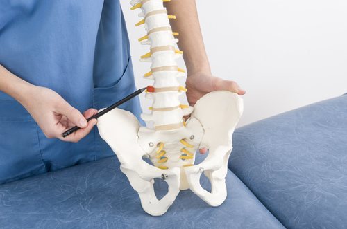 En la hernia discal, uno de los discos intervertebrales que separan las vértebras se desplaza y provoca dolor.