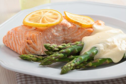 Salmón con espárragos trigeros y salsa de yogurt, una receta sana y fácil para comer fitness.