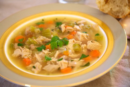 La sopa de pavo o pollo, a la que puedes añadir zanahoria, es una forma sencilla y sana de consumir carne.
