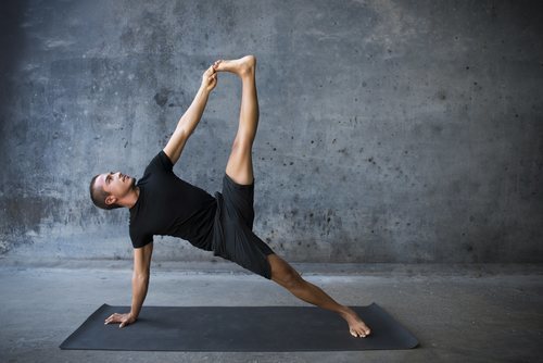 Existen muchas posturas de yoga de mayor o menor complejidad con distintos beneficios asociados.