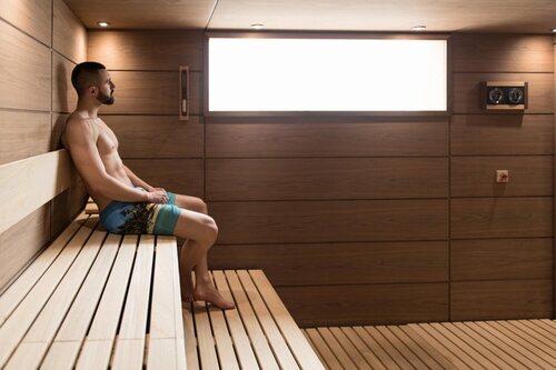 Ir a la sauna o hacer baños intercalados de agua fría y caliente también es efectivo