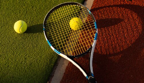 Las raquetas de tenis son delgadas y requieren de un golpeo fuerte