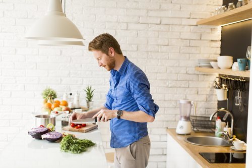 Comer en casa y cocinar tus propios platos te ayudará a controlar más fácilmente lo que comes.