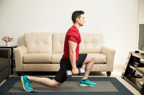 El lunge o zancada con pesas es un ejercicio que te ayudará a adelgazar y tonificar las piernas.