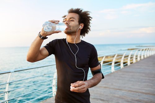 Beber agua en abundancia es fundamental para perder peso y mantener lo perdido.