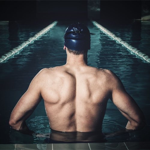 La espalda de nadador es un efecto muy positivo de este ejercicio