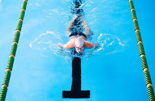 Nadar a braza es perfecto para ejercitar los pectorales. Además, este estilo no requiere tanto esfuerzo como los demás, por lo que es ideal para ir a un ritmo mucho más relajado.