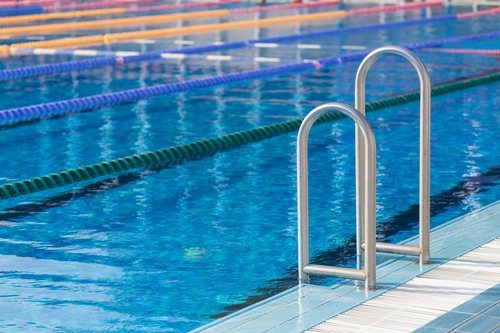 ¡Ojo! No todas las piscinas son iguales. Las olímpicas tienen 50 metros de largo y 21 de ancho, como mínimo. Tener en cuenta este dato es importante para adaptar los ejercicios descritos.