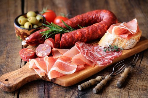 Mucho cuidado con las carnes procesadas, también se han asociado con el aumento de riesgo de cáncer.