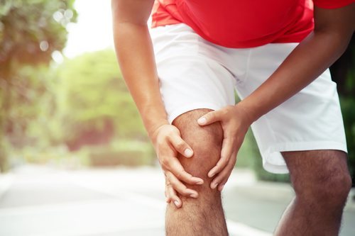 Una mala pisada o un mal giro puede ocasionar esguinces en las rodillas.