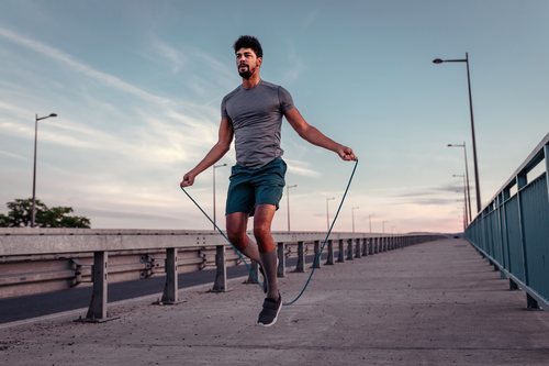 Saltar a la comba es un ejercicio de cardio fundamental para adelgazar las piernas, que además mejora tu equilibrio.