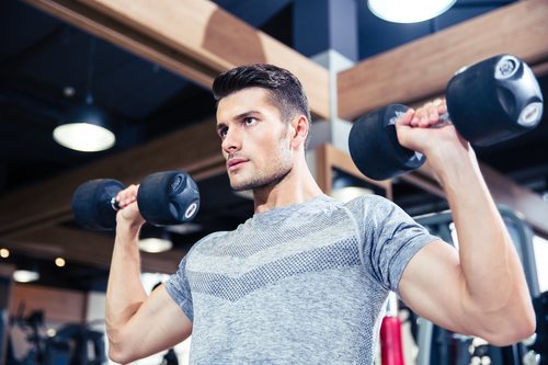 Las mancuernas son uno de los tipos de pesas que mayor activación muscular producen.