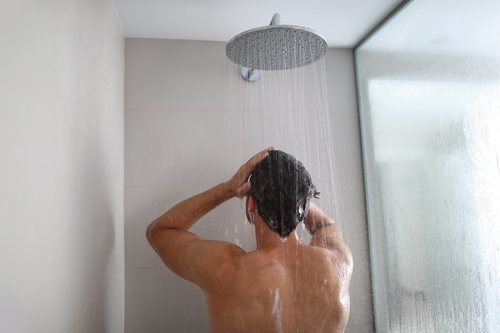 Una buena ducha fría calmará tu dolor y ayudará a tus músculos.