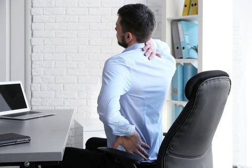Sentarte correctamente en el trabajo te ayudará a no necesitar visitar al quiropráctico.