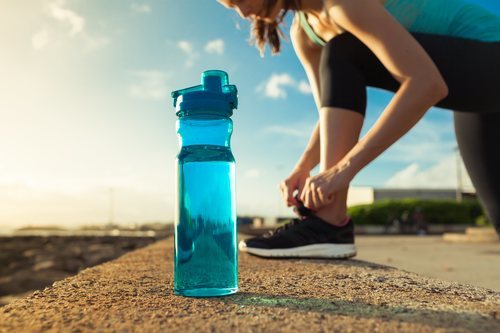 No olvides hidratarte y descansar entre bloques de ejercicios.