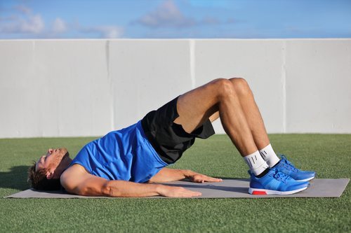 Este ejercicio está pensado para los glúteos, pero ya que ponemos en tensión la zona abdominal y de la espalda es un ejercicio idóneo para el core.