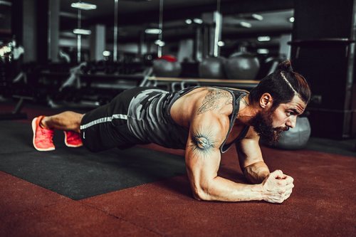 Las planchas estáticas son un ejercicio muy completo para toda la parte abdominal y parte baja de la espalda, un ejercicio perfecto para el core.
