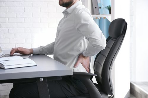 Las malas posturas es una de las causas más comunes del dolor de espalda.