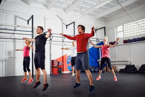 Los jumping jacks deben formar parte de tu rutina de ejercicio.