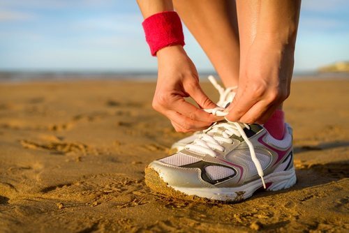 Corre con zapatillas en la arena, sobre todo si es tu primera vez.
