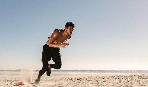 Correr en la playa aporta numerosos beneficios, pero también hay bastantes riesgos de lesión si no eres precavido.