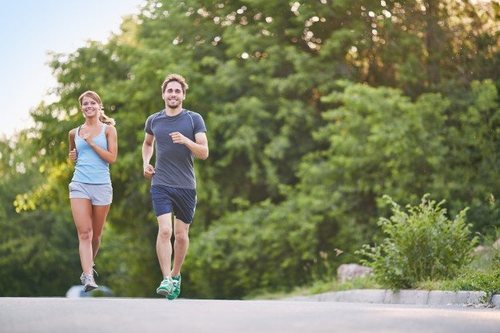 El jogging se puede hacer en pareja o en grupo.