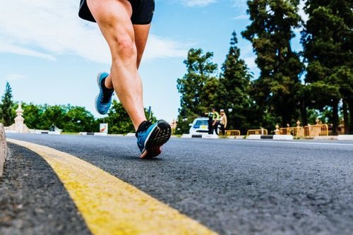 Busca unas zapatillas adecuadas si quieres evitar lesiones haciendo running.