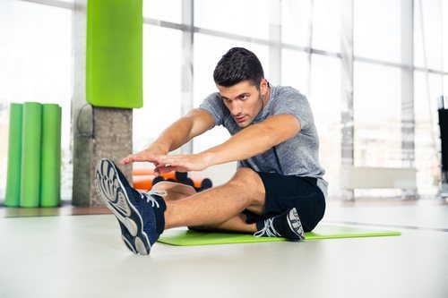 Estirar las piernes y los músculos es fundamental para relajarlos tras una sesión de ejercicio.