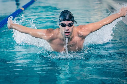 La natación es el deporte más completo y recomendado si padeces dolor de espalda.
