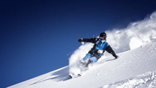 El esquí es uno de los deportes más saludables. Durante su realización se ejercitan numerosos grupos musculares de todo el cuerpo.