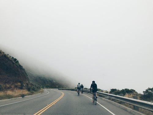 Los ciclistas corren un gran riesgo en la carretera cuando hay niebla, ya que la visibilidad se pierde y es lo más importante cuando circulamos.