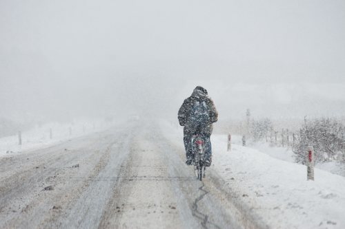 Cuando nieva, lo idóneo es cambiar las cubiertas de la bicicleta por unas que se adapten al entorno y estar equipado para no mojarse ni pasar frío.