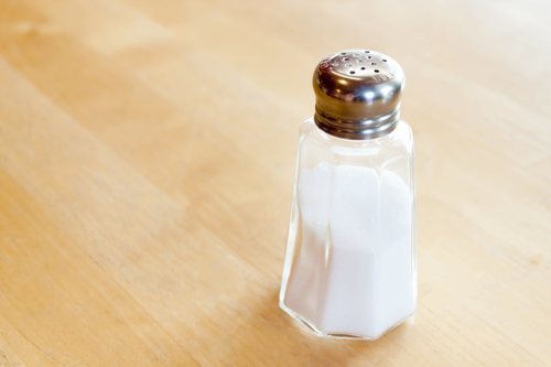 La sal es más perjudicial de lo que pensamos en la comida y la dieta DASH se caracteriza por reducir en la medida de lo posible el sodio.