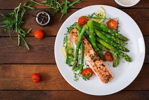 El salmón, un pescado ideal para cualquier cena de dieta por sus propiedades alimenticias.