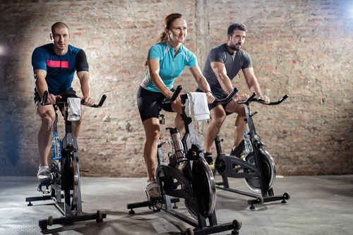Además de completo, el spinning o ciclismo indoor es un ejercicio que puede resultar divertido ya que se realiza en grupo.