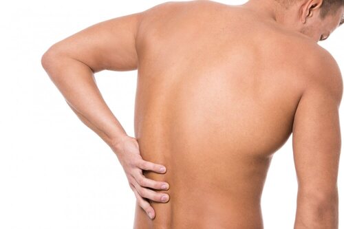Para tratar una lesión lumbar, la osteopatía intentaría buscar su origen, por ejemplo, en un problema en el intestino o en el estómago.