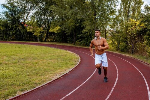 A pesar de que sea un poco más elástica, la pista de atletismo tampoco es muy recomendable para practicar running.